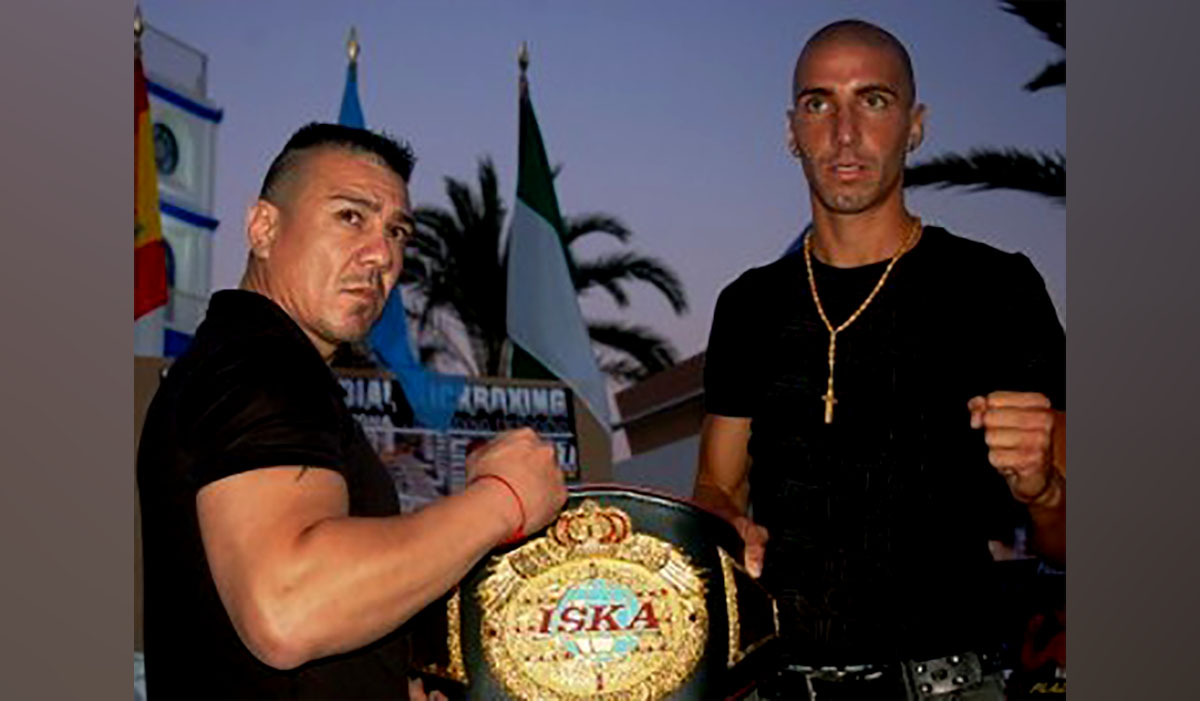 Fotografía de la entrevista a Aquiles Cano con un cinturón ISKA, publicada en 2009.